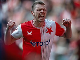 Slávistický obránce David Doud�ra b�hem 317. derby. M�lo to být naposled, co...