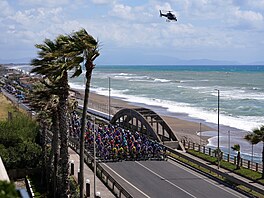 Peloton b�hem �esté etapy italského Gira