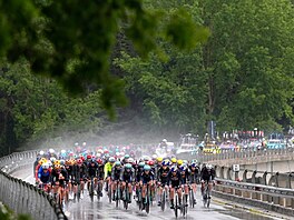Peloton b�hem propr�ené páté etapy italského Gira