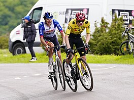 Dán Jonas Vingegaard (vep�edu) a Ital Giulio Pellizzari b�hem sedmé etapy...