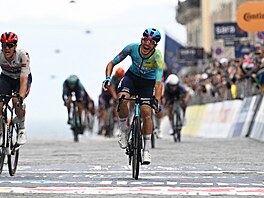 Ital Davide Ballerini slaví vít�zství b�hem �esté etapy italského Gira