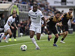Obránce Gigli Ndefe ze Slovácka na mí�i v zápase proti Baníku Ostrava.