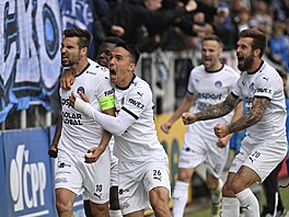 Michal Trávník slaví se spoluhrá�i ze Slovácka gól na 1:0 v 54. minut� utkání...