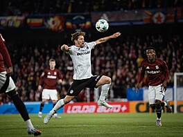 Patrik Hro�ovský (Plze�) zpracovává balon v utkání proti Spart�.
