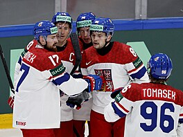 Radost �eských hokejist� po gólu Romana �ervenky na 3:0 ve t�etí t�etin� utkání...