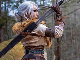 Azura Cosplay jako Ciri (Zaklína�)