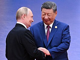 Ruský prezident Vladimir Putin (vlevo) a �ínský prezident Si �in-pching si...