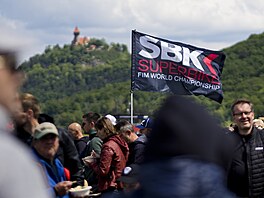 Autodrom Most, mistrovství sv�ta superbik� 2026. Vlajka �ampionátu, v pozadí...