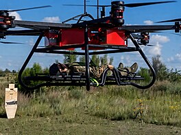 Ukrajinské obranné síly za�aly testovat leteckou evakuaci pomocí t�kých dron�.