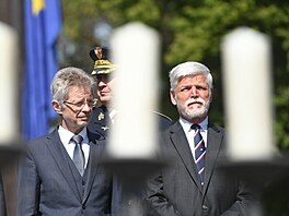 P�edseda senátu Milo� Vystr�il (vlevo) a prezident Petr Pavel na Terezínské...