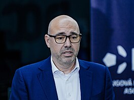 Místop�edseda p�edstavenstva Sparty Franti�ek �upr p�ed mimo�ádným zasedáním...