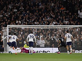 Dominic Calvert-Lewin z Leedsu prom��uje penaltu proti Antonínu Kinskému a...