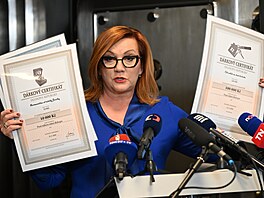 Ministryn� financí Alena Schillerová p�edstavuje dárkové certifikáty...