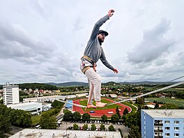 Slacklinová show ve vý�ce a� 45 metr� mezi �mrakodrapy� v Ji�ín�, na snímku je...