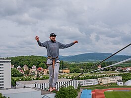 Slacklinová show ve vý�ce a� 45 metr� mezi �mrakodrapy� v Ji�ín�, na snímku je...