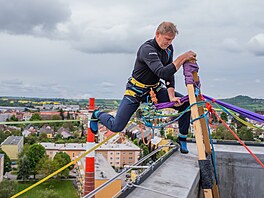 Mezi hotelem reStart v Ji�ín� a sousedním v�ákem se procházejí slackline�i....