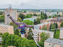 Mezi hotelem reStart v Ji�ín� a sousedním v�ákem se procházejí slackline�i....