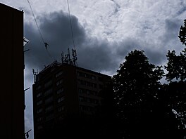 Mezi hotelem reStart v Ji�ín� a sousedním v�ákem se procházejí slackline�i....