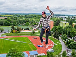 Mezi hotelem reStart v Ji�ín� a sousedním v�ákem se procházejí slackline�i, na...