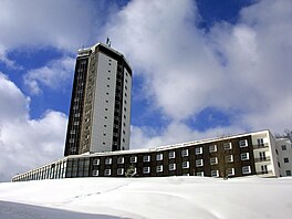 Ani sn�hová nadílka v Peci pod Sn�kou neskryje masiv v�e Hotelu Horizont....