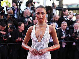 Britská influencerka Uma Jammehová na zahájení filmového festivalu v Cannes...