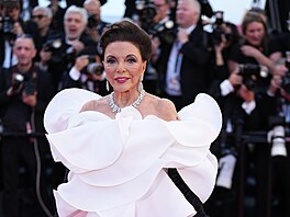 Anglická here�ka Joan Collinsová na zahájení filmového festivalu v Cannes (12....