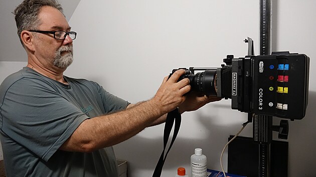 Karel Richtr p�efotografov�v� prom�tan� diapozitiv.