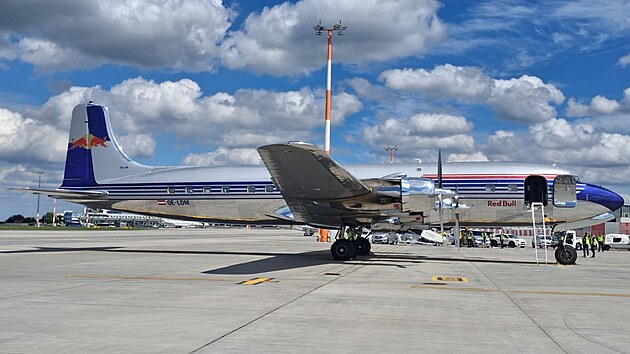 Letoun Douglas DC-6B na Leti�ti V�clava Havla v Praze