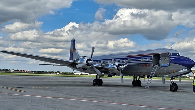 Letoun Douglas DC-6B na Leti�ti V�clava Havla v Praze