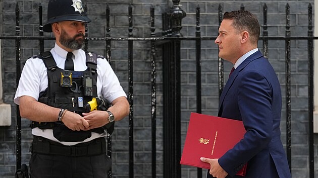 Ministr zdravotnictv� Wes Streeting m��� na zased�n� kabinetu do Downing Street. (12. kv�tna 2026)