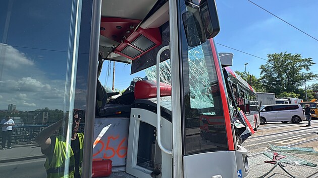Sr�ka tramvaje a autobusu MHD v pra�sk�ch Z�b�hlic�ch. (19. kv�tna 2026)