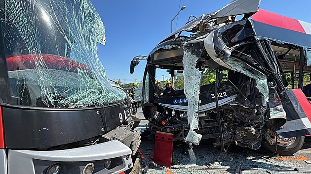 Sr�ka tramvaje a autobusu MHD v pra�sk�ch Z�b�hlic�ch. (19. kv�tna 2026)