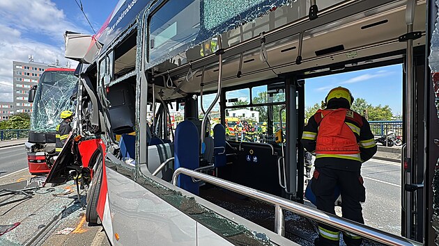 Sr�ka tramvaje a autobusu MHD v pra�sk�ch Z�b�hlic�ch. (19. kv�tna 2026)
