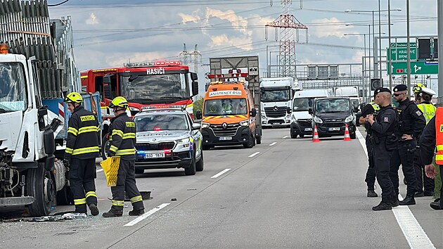 Nehoda dod�vky a kamionu uzav�ela Pra�sk� okuh u Vestce. (19. kv�tna 2026)
