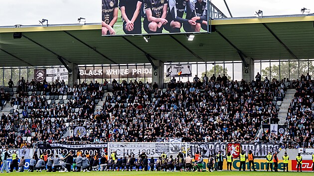 Děkovačka fotbalistů Hradce Králové po zápase se Slavií.