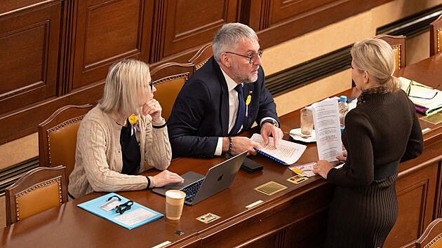Poslaneck� sn�movna projedn�v� mimo jin� z�kony t�kaj�c� se ve�ejn�ch rozpo�t�. Na sn�mku Lubom�r Metnar a Zuzana Mr�zov� (ANO). (13. kv�tna 2026)