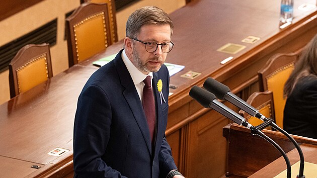 Poslaneck� sn�movna projedn�v� mimo jin� z�kony t�kaj�c� se ve�ejn�ch rozpo�t�. Na sn�mku V�t Raku�an (Starostov�). (13. kv�tna 2026)