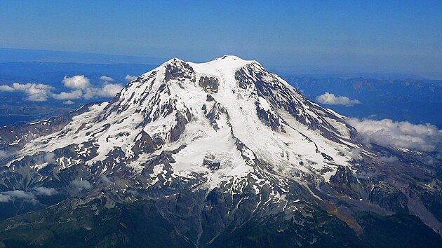 Mount Rainier je pova�ov�na za jednu z nejnebezpe�n�j��ch sopek v USA p�edev��m kv�li obrovsk�mu mno�stv� ledovc�, kter� by se p�i erupci rozpustily a vytvo�ily mohutn� lahary, bahenn� proudy.