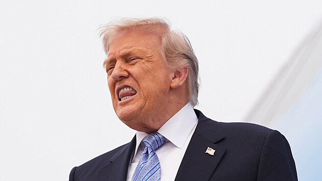 Prezident Donald Trump nastupuje do speci�lu Air Force One na leti�ti v Pekingu. (15. kv�tna 2026)
