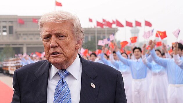 Prezident Donald Trump nastupuje do speci�lu Air Force One na leti�ti v Pekingu. (15. kv�tna 2026)