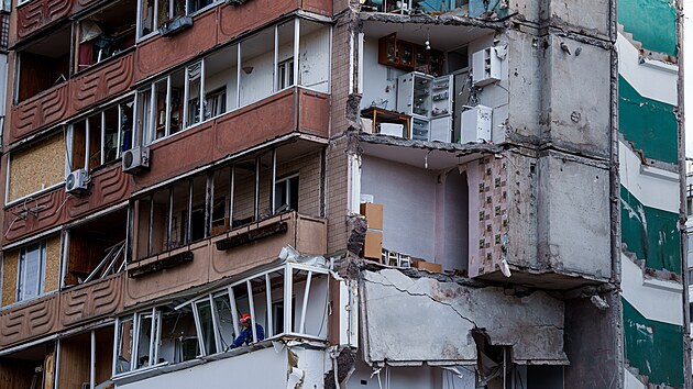Z�chran�� stoj� na balkon� bytu poni�en�ho po rusk�m �toku na obytnou �tvr� v Kyjev�. (15. kv�tna 2026)