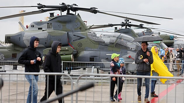 N�v�t�vn�ci s de�tn�ky a v pl�t�nk�ch si prohl�ej� nov� bojov� vrtuln�k AH-1Z Viper.
