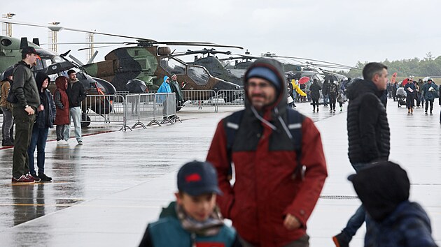 Lid� si na plo�e leti�t� prohl�ej� vystaven� stroje, mezi nimi� nechyb�l ani �pan�lsk� bitevn� vrtuln�k EC665 Tiger (uprost�ed).