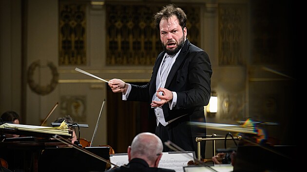 Dirigent Petr Popelka p�i zahajovac�m koncert� Pra�sk�ho jara 2026