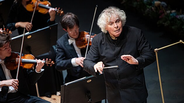 Dirigent Simon Rattle dirigoval na Pra�sk�m jaru 2026 Symfonick� orchestr Bavorsk�ho rozhlasu.