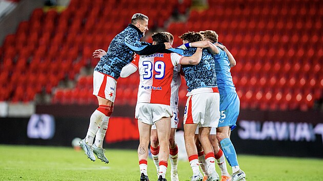 Slavia sessizce tezahürat yaptı ve Tvrdík ona döndü: Kutlamalar olacak!
