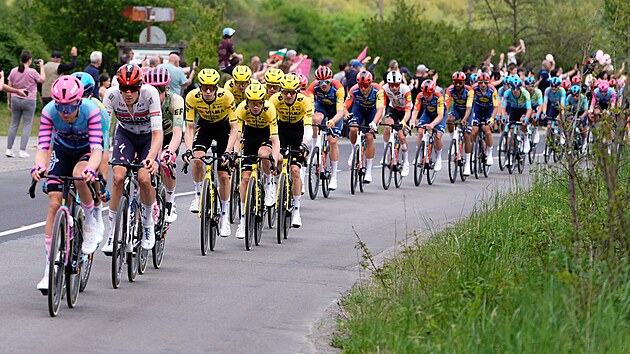 Cyklist� na trati t�et� etapy Gira