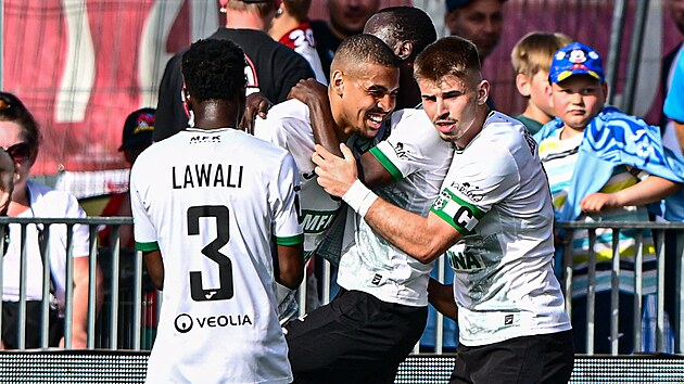 Karvin�tí fotbalisté se radují z gólu úto�níka Kahuana Viníciuse.