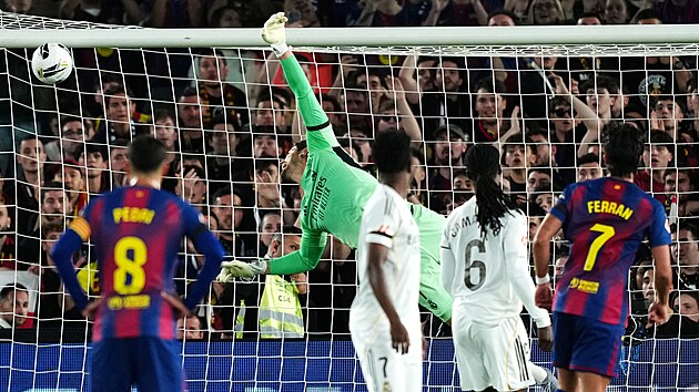 Brank�� Thibaut Courtois z Realu Madrid se marn� natahuje po st�ele Marcuse...