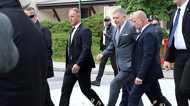 Stejn� jako na prvn� v�ro�� atent�tu, i letos zam��il slovensk� premi�r Robert Fico na tiskovou konferenci do m�sta Handlov�, kde na n�j v roce 2024 n�kolikr�t vyst�elil �to�n�k. (15. kv�tna 2026)